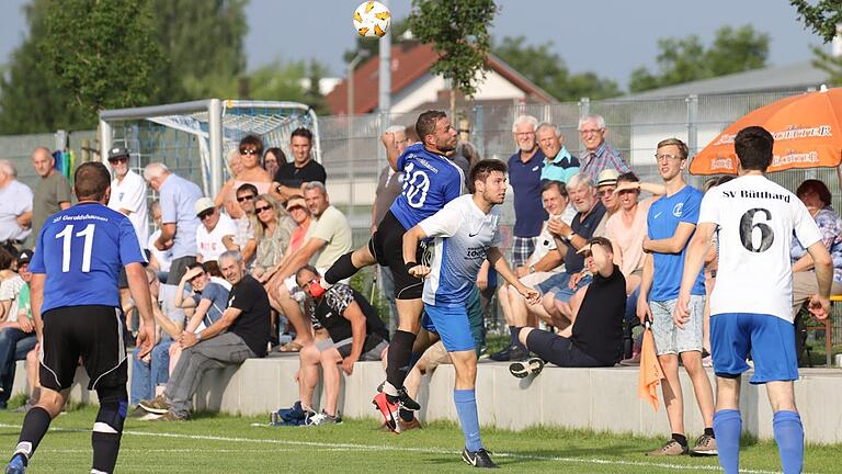 Fast schon ein geschichtsträchtiges Bild, als Fußball vor großer Kulisse noch möglich war (im Juli 2019 beim Relegationsspiel SV Geroldshausen gegen SV Bütthard).