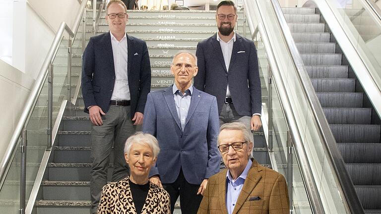 Eine Stiftung als Lösung für die Unternehmensnachfolge - das ist das Modell im traditionsreichen Kaufhaus Pecht in Bad Neustadt. Im Bild (vorne) die Inhaber Heidi und Franz Pecht, Stiftungsvorstand Horst Dömling und die Geschäftsführer Björn Tischer (hinten links) und Bernd Titius.