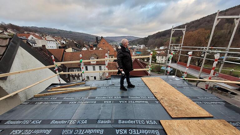 Von seiner künftigen Terrasse genießt Pastovic einen tollen Blick über Stadt und Rhön. Ein Grund, warum er sich gerade dort wohlfühlt.       -  Von seiner künftigen Terrasse genießt Pastovic einen tollen Blick über Stadt und Rhön. Ein Grund, warum er sich gerade dort wohlfühlt.