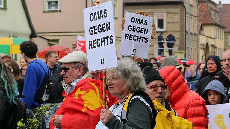 Bis zu 250 Menschen demonstrierten gegen den 'Tag der offenen Tür' der rechtsextremistischen Kleinstpartei 'Der Dritte Weg' in der Oberndorfer Hauptstraße.