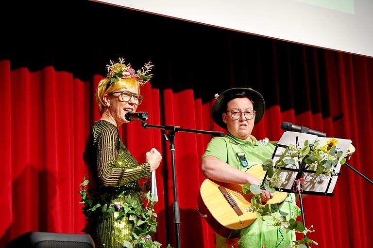 In einem Sketch versuchten 'Holla die Waldfee' (Susi Keller, links) und 'Klima-Wanda' (Kerstin Fischer) dem Wesen eines typischen Mitglieds des Bund Naturschutz nachzuspüren. In einem Sketch versuchten 'Holla die Waldfee' (Susi Keller, links) und 'Klima-Wanda' (Kerstin Fischer) dem Wesen eines typischen Mitglieds des Bund Naturschutz nachzuspüren.