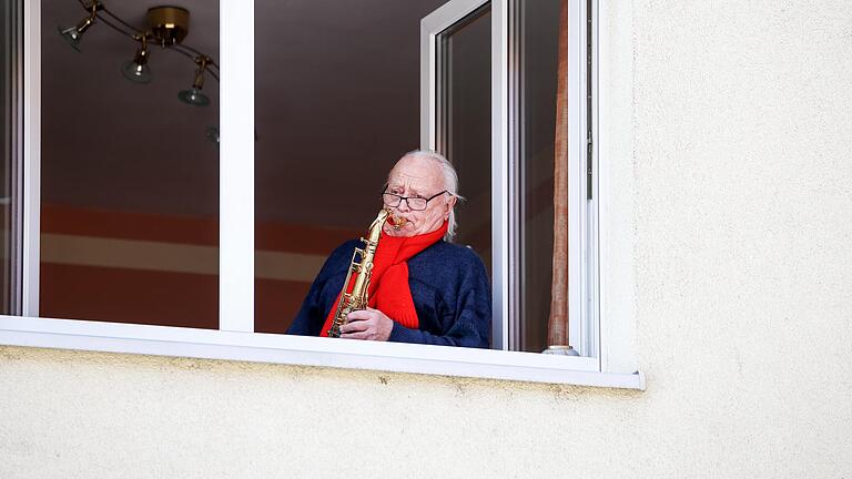 Der Saxophonspieler von Heidingsfeld: Kurt Emmerich packt sein Saxophon aus und sorgt für musikalische Abwechslung während der Coronakrise.