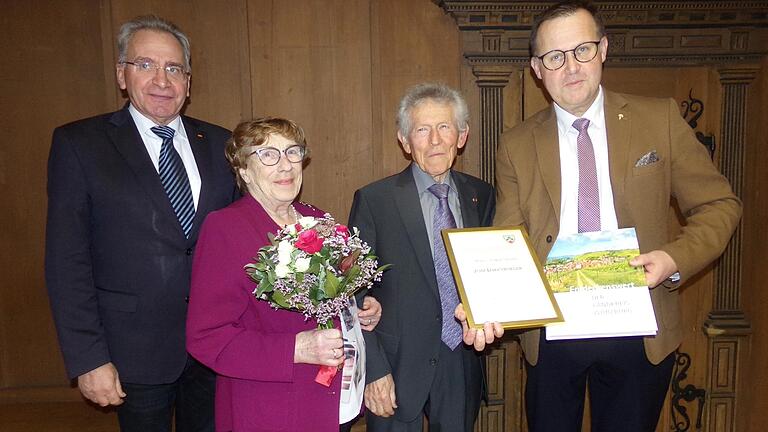 Die  Ernennung von Robert Binder zum Ehrenbürger von Gaukönigshofen.
Das Bild zeigt (von links): Paul Lehrieder, Brigitte Binder, Robert Binder und Bürgermeister Johannes Menth.