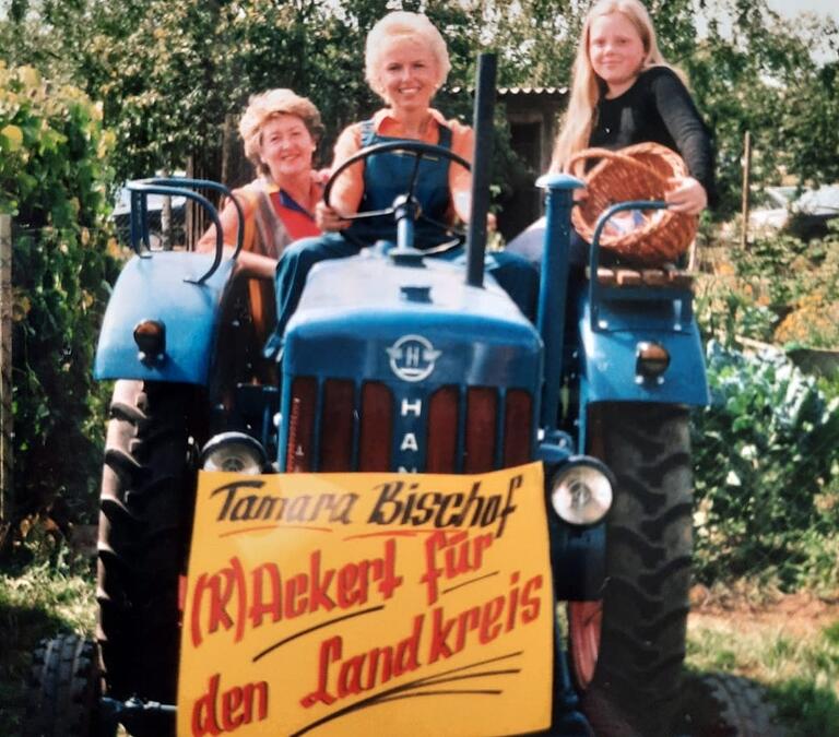 Wie kam Tamara Bischof (rechts neben ihr Tochter Sabrina) im Wahlkampf des Jahres 2000 auf diesen Traktor? Leopa Mück (links) hat die passende Geschichte dazu.