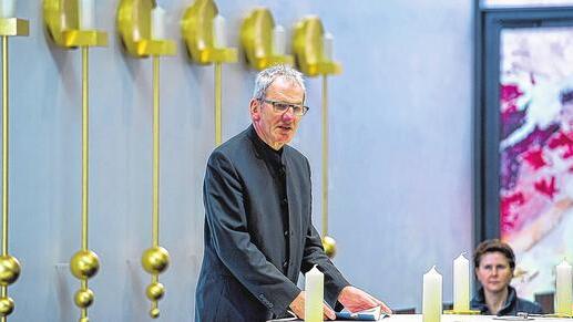 Premiere: Domkapitular Jürgen Lenssen, Kunstreferent des Bistums Würzburg, stellt sein Kirchenkonzept vor. Die Kirche in Waigolshausen ist sein erster Neubau, den er gestaltet hat. Premiere: Domkapitular Jürgen Lenssen, Kunstreferent des Bistums Würzburg, stellt sein Kirchenkonzept vor. Die Kirche in Waigolshausen ist sein erster Neubau, den er gestaltet hat.