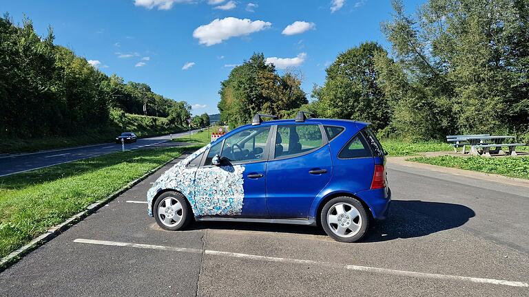 Seit Monaten steht ein verlassener blauer Mercedes auf dem Pendlerparkplatz zwischen Winterhausen und Goßmannsdorf.&nbsp;