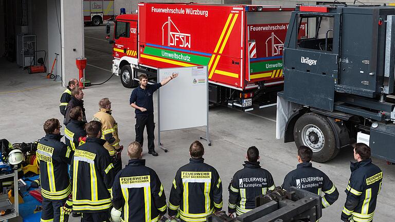 Blick in die Staatliche Feuerwehrschule Würzburg. Auf dem Archivbild sind Teilnehmer des Lehrgangs „Lkw und Unfälle“ zu sehen. Dort an der Schule in der Zellerau wollte auch Moritz Hornung von der Volkacher Feuerwehr einen Lehrgang besuchen, was Bürgermeister Peter Kornell jedoch ablehnte. Blick in die Staatliche Feuerwehrschule Würzburg. Auf dem Archivbild sind Teilnehmer des Lehrgangs „Lkw und Unfälle“ zu sehen. Dort an der Schule in der Zellerau wollte auch Moritz Hornung von der Volkacher Feuerwehr einen Lehrgang besuchen, was Bürgermeister Peter Kornell jedoch ablehnte.