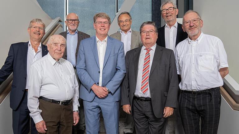 Der Aufsichtsrat der Wohnungsbaugenossenschaft St.-Bruno-Werk (von links): Professor Christian Baumgart, Ehrenvorsitzender Karl Stahl, Bruno Greier, Frank Hermann (geschäftsführender Vorstand), Vorstand Manfred Bätz, Aufsichtsratsvorsitzender Adolf Bauer, Vorstand Siegfried Issig und&nbsp; Jürgen Lenssen. Auf dem Foto fehlt Aufsichtsrätin Julia Knaier.
