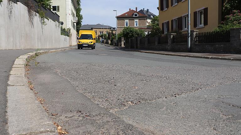Nur 200 Meter lang und in desolatem Zustand: Der Amalienweg soll noch vor der Neugestaltung des Kitzinger Bahnhofsumfelds saniert werden. Nur 200 Meter lang und in desolatem Zustand: Der Amalienweg soll noch vor der Neugestaltung des Kitzinger Bahnhofsumfelds saniert werden.