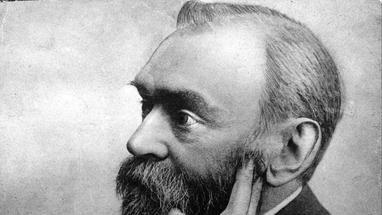Wissenswertes über den Nobelpreis       -  In dieser Woche werden die Nobelpreisträger 2014 bekannt gegeben. Der Nobelpreis geht zurück auf den schwedischen Erfinder Alfred Nobel (1833 - 1896), der in seinem Testament auftrug, mit seinem Vermögen eine Stiftung zu gründen:

„Ich, Alfred Bernhard Nobel, erkläre hiermit nach reifer Überlegung meinen Willen bezüglich meines Eigentums, das ich nach meinem Tod hinterlassen kann, wie folgt:
Mit meinem verbleibenden realisierbaren Vermögen soll auf folgende Weise verfahren werden: das Kapital, das von den Nachlassverwaltern in sichere Wertpapiere realisiert wurde, soll einen Fonds bilden, dessen Zinsen jährlich als Preis an diejenigen ausgeteilt werden sollen, die im vergangenen Jahr der Menschheit den größten Nutzen erbracht haben. Die Zinsen werden in fünf gleiche Teile aufgeteilt: ...
(Text der Übersetzung: Wikipedia)