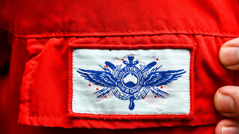 Das Emblem des Royal Flying Doctor Service prangt bis heute auf Becks Notarztjacke. Das Emblem des Royal Flying Doctor Service prangt bis heute auf Becks Notarztjacke.