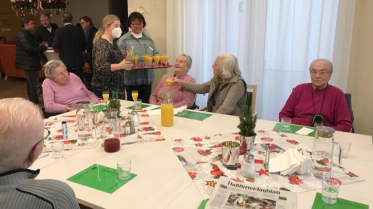 Zeil hat eine neue Tagespflege-Einrichtung. Zur offiziellen Eröffnung gab es nicht nur für Ehrengäste wie den Bürgermeister Sekt und Orangensaft, sondern auch für die Senioren. Zeil hat eine neue Tagespflege-Einrichtung. Zur offiziellen Eröffnung gab es nicht nur für Ehrengäste wie den Bürgermeister Sekt und Orangensaft, sondern auch für die Senioren.