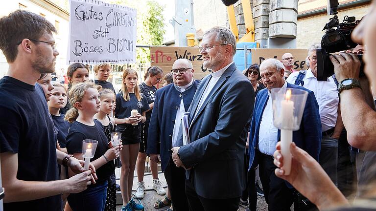 Generalvikar des Bistums Würzburgs, Jürgen Vorndran (Mitte), im Gespräch mit Ministranten von St. Vitus in Rottendorf beim Protest der Pfarreiengemeinschaft Würzburg Ost für den Verbleib der Redemptoristen. Generalvikar des Bistums Würzburgs, Jürgen Vorndran (Mitte), im Gespräch mit Ministranten von St. Vitus in Rottendorf beim Protest der Pfarreiengemeinschaft Würzburg Ost für den Verbleib der Redemptoristen. 