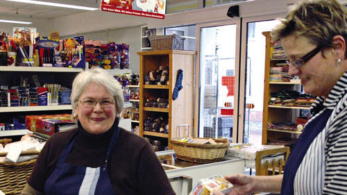 Edelgard Opfermann an der Kasse ihres Krämerladens in Wiesenbronn.FOTO Simone Schubert