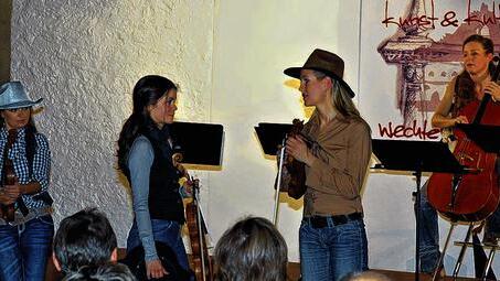 Showdown in Wechterswinkel: In bester Wildwestmanier aber mit klassischen Instrumenten bot das Streichquartett „La Finesse“ eine filmreifes Konzertprogramm. Showdown in Wechterswinkel: In bester Wildwestmanier aber mit klassischen Instrumenten bot das Streichquartett „La Finesse“ eine filmreifes Konzertprogramm.