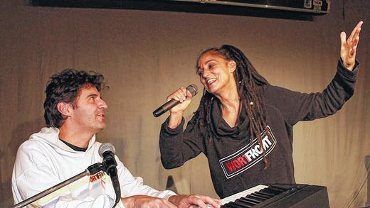 Kraftvolle satirisch-kritische Texte: &bdquo;Wortfront&ldquo;, alias Sandra Kreisler und Roger Stein, begeisterten die Gäste im Salon des Wiesenhofs.