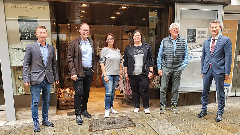 Die beiden Schwestern Sandra Grochulla (Dritte von links) und Manuela Lentini aus Gerolzhofen haben in der Schweinfurt Keßlergasse den 'Family Store' eröffnet. Zuvor waren sie bereits mit dem gleichnamigen Onlineshop erfolgreich. Zur Eröffnung kamen auch Thomas Herrmann (Citymanager), Jens Drescher (Eigentümer), Werner Christoffel (Vorsitzender der Werbegemeinschaft Schweinfurt erleben) und Oberbürgermeister Sebastian Remelé (von links). Die beiden Schwestern Sandra Grochulla (Dritte von links) und Manuela Lentini aus Gerolzhofen haben in der Schweinfurt Keßlergasse den 'Family Store' eröffnet. Zuvor waren sie bereits mit dem gleichnamigen Onlineshop erfolgreich. Zur Eröffnung kamen auch Thomas Herrmann (Citymanager), Jens Drescher (Eigentümer), Werner Christoffel (Vorsitzender der Werbegemeinschaft Schweinfurt erleben) und Oberbürgermeister Sebastian Remelé (von links).