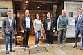Die beiden Schwestern Sandra Grochulla (Dritte von links) und Manuela Lentini aus Gerolzhofen haben in der Schweinfurt Keßlergasse den 'Family Store' eröffnet. Zuvor waren sie bereits mit dem gleichnamigen Onlineshop erfolgreich. Zur Eröffnung kamen auch Thomas Herrmann (Citymanager),&nbsp; Jens Drescher (Eigentümer), Werner Christoffel (Vorsitzender der Werbegemeinschaft Schweinfurt erleben) und Oberbürgermeister Sebastian Remelé (von links).