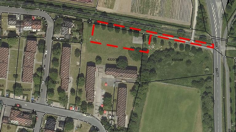 Die Stadt Kitzingen will das Notwohngebiet in der Siedlung an der Ecke Egerländer Straße/Tannenbergstraße erneuern. Ein erster Schritt ist der Bau einer Obdachlosenunterkunft im hinteren Bereich des Geländes (s. rotes Rechteck). Die auf diesem Plan von 2020 noch vorgesehene Zufahrt von der Panzerstraße ist nicht mehr geplant. Die Stadt Kitzingen will das Notwohngebiet in der Siedlung an der Ecke Egerländer Straße/Tannenbergstraße erneuern. Ein erster Schritt ist der Bau einer Obdachlosenunterkunft im hinteren Bereich des Geländes (s. rotes Rechteck). Die auf diesem Plan von 2020 noch vorgesehene Zufahrt von der Panzerstraße ist nicht mehr geplant.