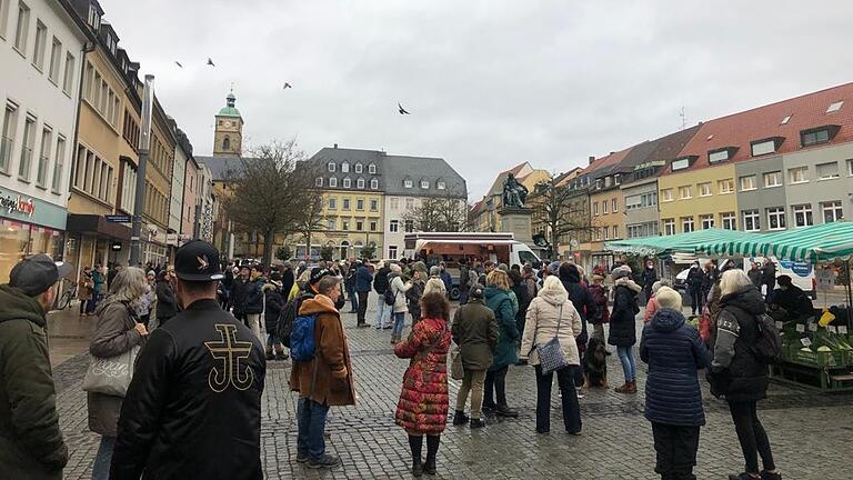 Auch in Schweinfurt folgten Impfgegner dem bundesweiten Aufruf zum Protest gegen eine Impfpflicht. Auch in Schweinfurt folgten Impfgegner dem bundesweiten Aufruf zum Protest gegen eine Impfpflicht.