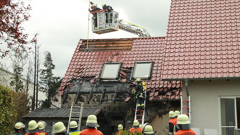 Ein Übergreifen auf Wohnhäuser wurde verhindert. Ein Übergreifen auf Wohnhäuser wurde verhindert.