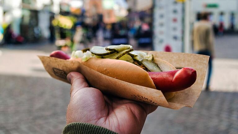 Hot Dogs zum selbst Belegen, Bratwurst, Wraps und Co. – das alles gibt es am Jubiläumssonntag. Hot Dogs zum selbst Belegen, Bratwurst, Wraps und Co. – das alles gibt es am Jubiläumssonntag.