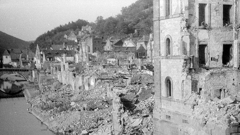 US-Soldat James H. Duncan hat aus dem Zug heraus im Juni 1945 diese Aufnahme des zerstörten Gemündens gemacht.