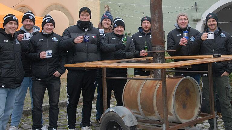 Bester Laune waren die Fußball-Jungs, die am Rathausvorplatz einen Stand aufgebaut hatten.