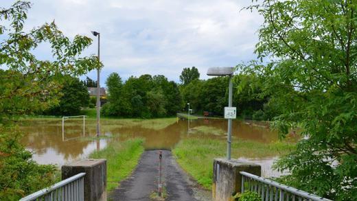 Hochwasser       -  Mainhochwasser zwischen Untereuerheim am Fußgängersteg, der komplett im Main steht,  und der Staustufe Ottendorf, wo der Alt-Main die Wiesen überflutet.