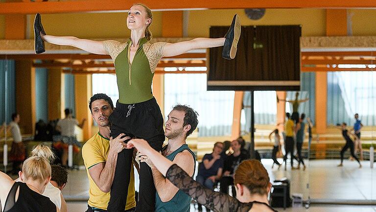 Probe zu &bdquo;Cinderella&ldquo; im Mozartgymnasium (Cara Hopkins als Cinderella). Hinten Anna Vita, scheidende Ballettdirektorin des Mainfranken Theaters.