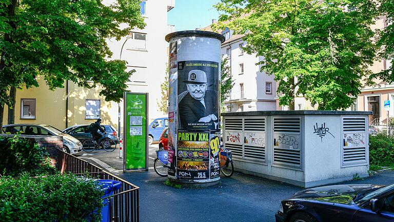 Bald Vergangenheit? Die Stadt wünscht sich auf öffentlichem Grund modernere Werbeanlagen. So könnte auch die eine oder andere Litfaßsäule - hier zur Illustration eine in der Sanderauer Arndtstraße - wegfallen. Bald Vergangenheit? Die Stadt wünscht sich auf öffentlichem Grund modernere Werbeanlagen. So könnte auch die eine oder andere Litfaßsäule - hier zur Illustration eine in der Sanderauer Arndtstraße - wegfallen. 