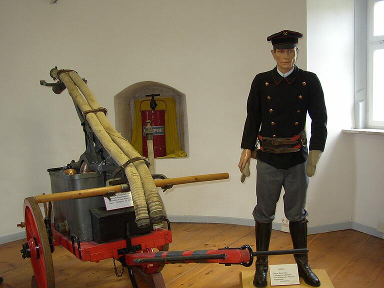 Uniformen und Gerätschaften der Feuerwehr gibt es im Feuerwehrmuseum im Wasserschloss Waldmannshofen zu sehen.