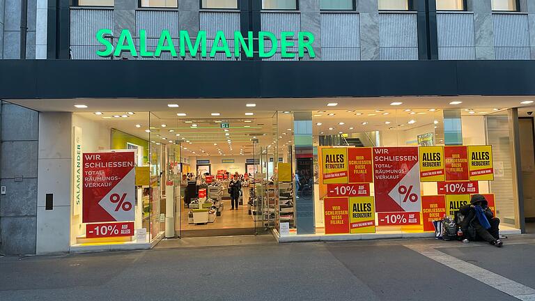 Die letzte Salamander-Filiale in Unterfranken schließt. Im Schaufenster wird mit bunten Plakaten auf den Räumungsverkauf und die Filialschließung hingewiesen.&nbsp;