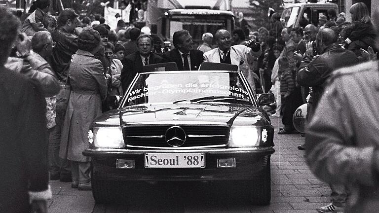 Es war einmal: Zehntausende Menschen feierten die erfolgreichen Fechterinnen und Fechter bei der Rückkehr aus Seoul im September 1988 in Tauberbischofsheim. Rechts im Cabrio Emil Beck, in der Mitte der damalige baden-württembergische Minister für Sport und Kultus, Gerhard Mayer-Vorfelder.