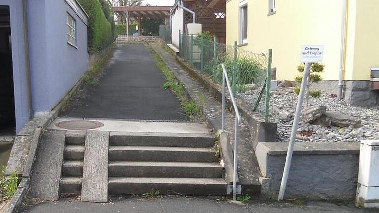 Der Gehweg zwischen dem Kohlenberg und der Gartenstraße wird umgestaltet, sobald Klarheit über die angrenzende Mauer herrscht.       -  Der Gehweg zwischen dem Kohlenberg und der Gartenstraße wird umgestaltet, sobald Klarheit über die angrenzende Mauer herrscht.