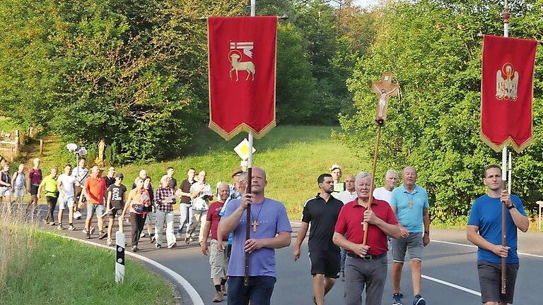 Die Stangenrother Pilger unterwegs auf dem Weg zum Kreuzberg kurz vor Waldberg       -  Die Stangenrother Pilger unterwegs auf dem Weg zum Kreuzberg kurz vor Waldberg