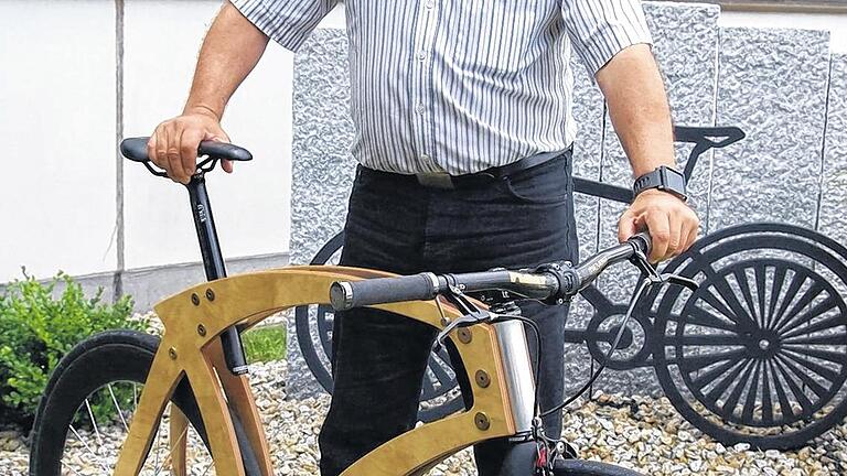 Fahrrad mit 10,3 Kilo: Ernst Brust mit einem Modell von Jens Eichler. Der Rahmen entstand in Leimbindertechnik.