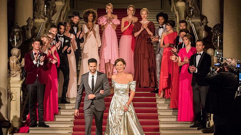 Viele Prominente kamen zur Minx Fashion Night am Samstag in die Würzburger Residenz: Die Modedesignerin Eva Lutz (im goldenen Kleid) organiseirte die Charity-Gala.