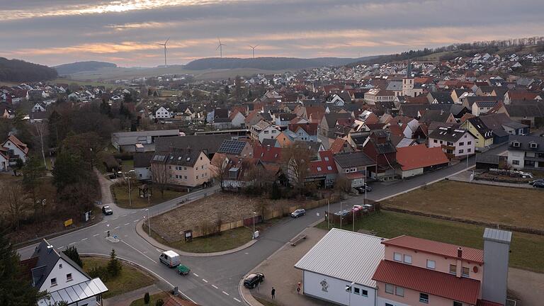 Das Universelle Leben (UL) möchte in Greußenheim (Lkr. Würzburg) ein kirchenähnliches Gebäude mit Bibliothek und Supermarkt errichten. Der Gemeinderat hat das Bauvorhaben auf dem Grundstück (Bildmitte) abgelehnt.