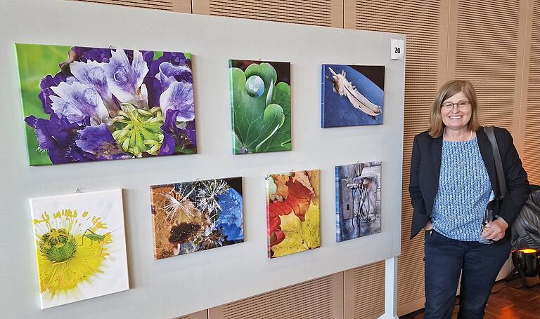 Karen Heußner, die gemeindliche Kulturreferentin hatte die Ausstellung auch selbst mit sieben kontrastreichen mit dem Handy geschossenen Fotos auf Leinwand bereichert, bei denen sie kleine Motive wie eine Vogelfeder im Gartenteich oder eine Grille in den Vordergrund rückte. Karen Heußner, die gemeindliche Kulturreferentin hatte die Ausstellung auch selbst mit sieben kontrastreichen mit dem Handy geschossenen Fotos auf Leinwand bereichert, bei denen sie kleine Motive wie eine Vogelfeder im Gartenteich oder eine Grille in den Vordergrund rückte.