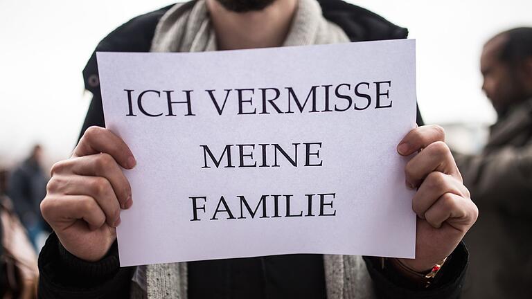 Familiennachzug.jpeg       -  Sozialdemokraten und Grüne wollen subsidiär, also nachrangig geschützten Menschen, das gleiche Recht auf Familiennachzug einräumen wie anerkannten Asylbewerbern