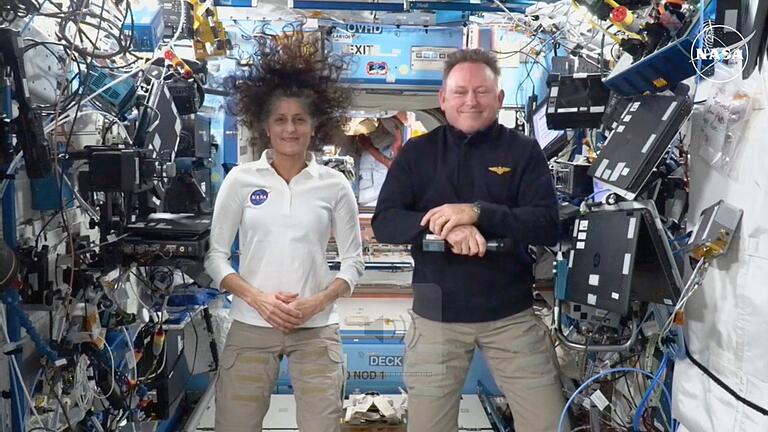 NASA-Astronauten - Auf einer Nasa-Pressekonferenz mit Schaltung zur ISS zeigten sich die zwei gestrandeten Astronauten gut gelaunt. NASA-Astronauten - Auf einer Nasa-Pressekonferenz mit Schaltung zur ISS zeigten sich die zwei gestrandeten Astronauten gut gelaunt.