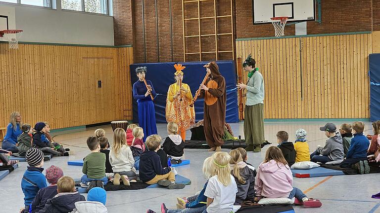 Beim Eröffnungslied, nachdem der Bär aus dem Schlaf geweckt worden war, lauschten die Kinder der Musik der vier Künstler. Beim Eröffnungslied, nachdem der Bär aus dem Schlaf geweckt worden war, lauschten die Kinder der Musik der vier Künstler.