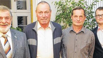 Wechsel: Bürgermeister Bernhard Brückner verabschiedete in der Gemeinderatssitzung am Dienstagabend Siebenerobmann Gerhard Weichert, der seit 1997 Feldgeschworener und seit 2011 Obmann war. Sein Nachfolger ist Wilfried Florio; neu bei den Feldgeschworenen ist Stefan Scherer (von links). Wechsel: Bürgermeister Bernhard Brückner verabschiedete in der Gemeinderatssitzung am Dienstagabend Siebenerobmann Gerhard Weichert, der seit 1997 Feldgeschworener und seit 2011 Obmann war. Sein Nachfolger ist Wilfried Florio; neu bei den Feldgeschworenen ist Stefan Scherer (von links).