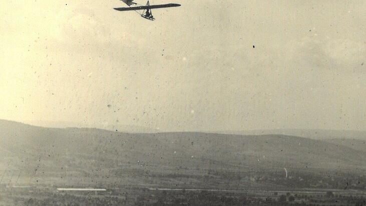 Dieses Foto dürfte 1937 entstanden sein. Die offene „Grunau 9“ (Spitzname „Schädelspalter“) fliegt auf dem Saupurzel nach Nordwesten. Der Pilot sitzt im „Freien“. Im Hintergrund das Maintal und Karlburg. Dieses Foto dürfte 1937 entstanden sein. Die offene „Grunau 9“ (Spitzname „Schädelspalter“) fliegt auf dem Saupurzel nach Nordwesten. Der Pilot sitzt im „Freien“. Im Hintergrund das Maintal und Karlburg.