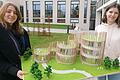 Katharina Riedmüller und Viktoria Oppel zeigen ihr Museumsmodell. In den neuen Innenhof vor der Mensa am EGM würde es sich harmonisch einfügen.