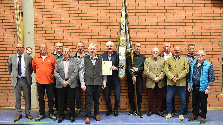 Die Gründungsmitglieder und die für 40 Jahre geehrten Mitglieder der Reservistenkameradschaft zusammen mit ihrem Vereinsvorsitzenden (von links) Joachim Schalling, Edmund Binner, Bruno Gillhuber, Helmut Walter, Herbert Amthor, Reinhold Werberich, Reinhold Gerhard, Sven Adam (Fahnenträger), Kilian Strohmenger, Norbert Volkenstein, Herbert Rudolph, Bernd Kessler und Karlheinz Assmann. Die Gründungsmitglieder und die für 40 Jahre geehrten Mitglieder der Reservistenkameradschaft zusammen mit ihrem Vereinsvorsitzenden (von links) Joachim Schalling, Edmund Binner, Bruno Gillhuber, Helmut Walter, Herbert Amthor, Reinhold Werberich, Reinhold Gerhard, Sven Adam (Fahnenträger), Kilian Strohmenger, Norbert Volkenstein, Herbert Rudolph, Bernd Kessler und Karlheinz Assmann.