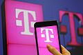 Das Logo der Deutschen Telekom ist auf dem Bildschirm eines iPhones zu sehen. Foto: Oliver Berg/dpa       -  Auch bei der Telekom kommt es immer wieder zu Störungen.