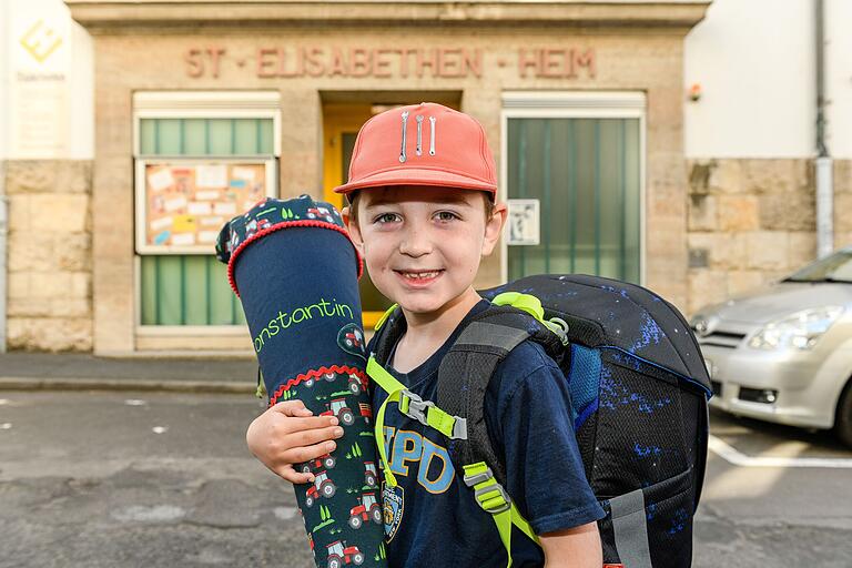 Breites Grinsen bei Constantin. Er kann den Schulanfang kaum erwarten. Breites Grinsen bei Constantin. Er kann den Schulanfang kaum erwarten. 
