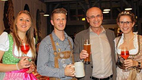 Wein- und Bierhoheiten unter sich: Johanna Berninger (Abt-Degen-Weintal), Sebastian Gocker, Landrat Wilhelm Schneider und Theresa Pfister (Oberschwappach). Wein- und Bierhoheiten unter sich: Johanna Berninger (Abt-Degen-Weintal), Sebastian Gocker, Landrat Wilhelm Schneider und Theresa Pfister (Oberschwappach).